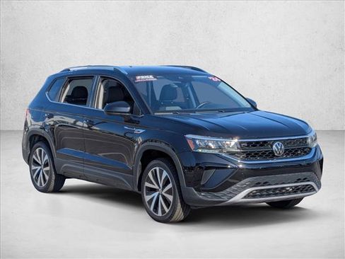 Used 2024 Volkswagen Taos SE image 3