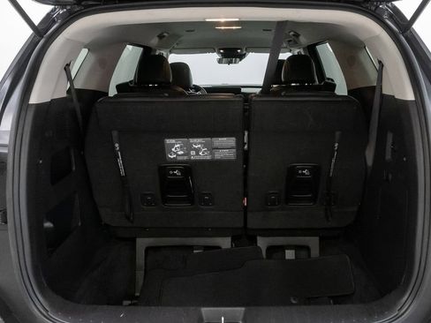 Used 2025 Kia Carnival FWD image 34