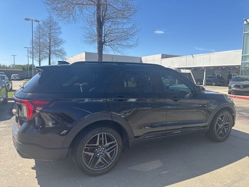Used 2025 Ford Explorer ST image 4