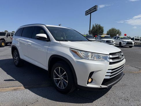 Used 2019 Toyota Highlander XLE FWD image 2
