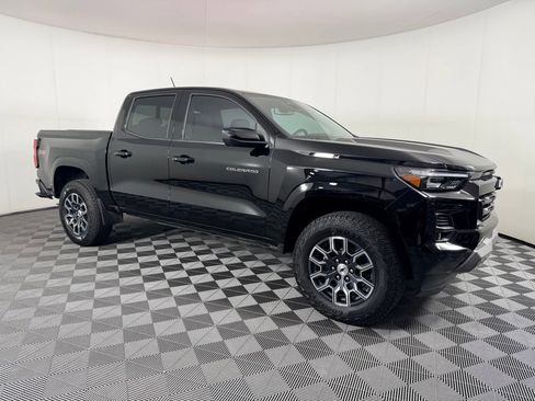 Used 2025 Chevrolet Colorado Z71 w/ Technology Package AWD/4WD image 3