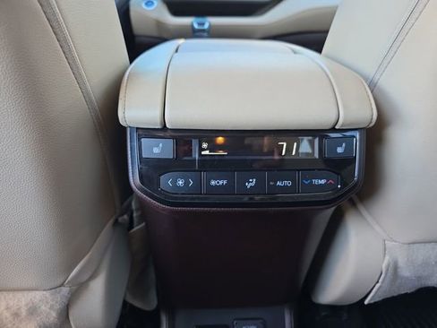 Used 2021 Toyota Highlander Platinum image 16