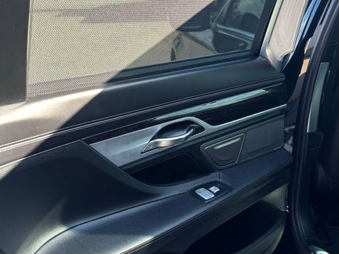 Used 2019 BMW 740i image 9