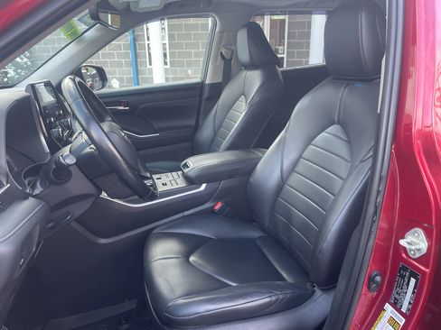 Used 2020 Toyota Highlander XLE image 18