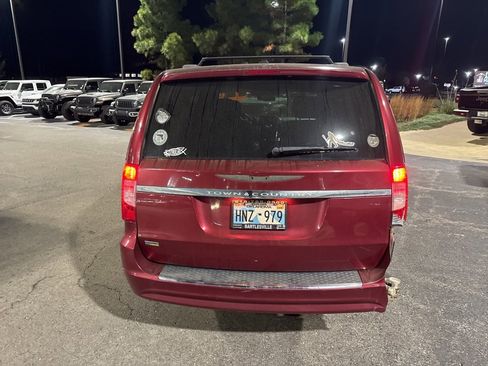 Used 2016 Chrysler Town & Country Touring image 3