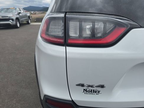 Used 2019 Jeep Cherokee Trailhawk w/ Comfort & Convenience Group AWD/4WD image 22