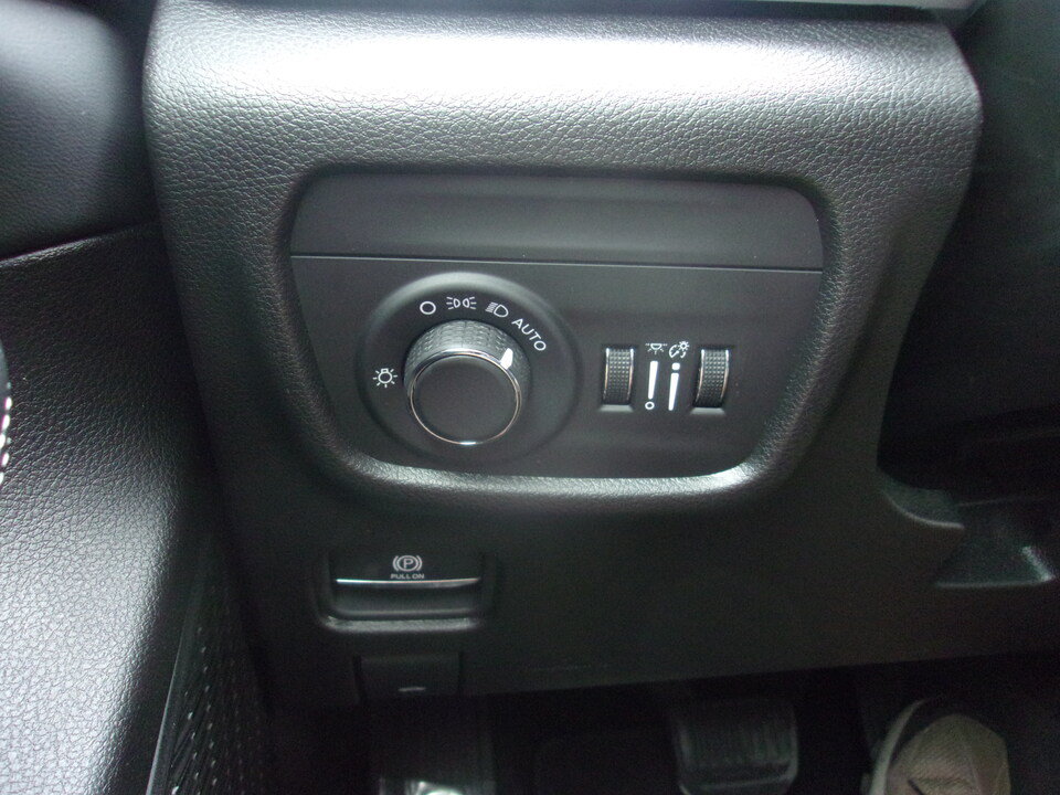 Used 2024 Jeep Grand Cherokee L Altitude AWD/4WD image 25