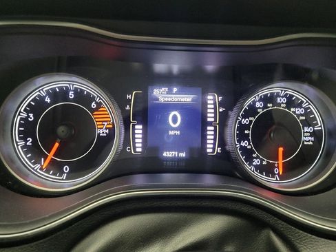 Used 2019 Jeep Cherokee Latitude Plus w/ Comfort/Convenience Group image 23