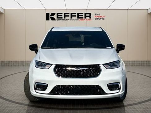 New 2026 Chrysler Pacifica Select image 8