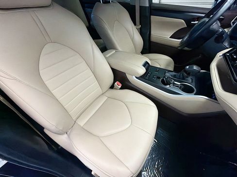 Used 2022 Toyota Highlander XLE AWD/4WD image 15