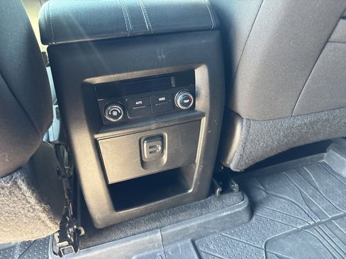 Used 2023 Chevrolet Traverse LT FWD image 23