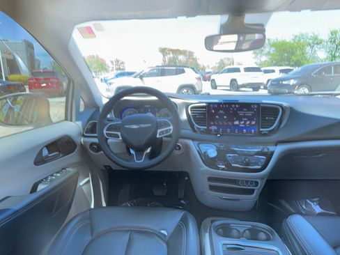 Used 2023 Chrysler Pacifica Touring-L FWD image 12