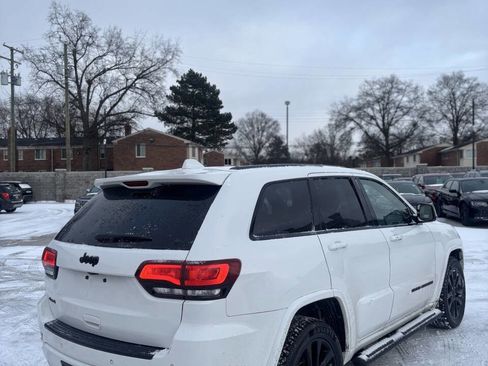 Used 2017 Jeep Grand Cherokee Altitude image 3