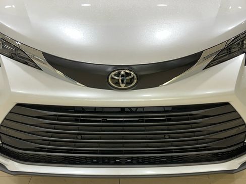 New 2026 Toyota Sienna XLE image 4