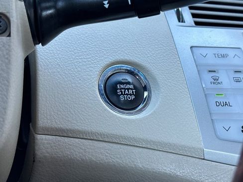 Used 2010 Toyota Avalon Limited image 21