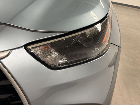 Used 2022 Toyota Highlander XLE FWD image 9