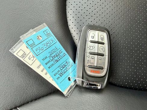 Used 2024 Chrysler Pacifica Select image 32