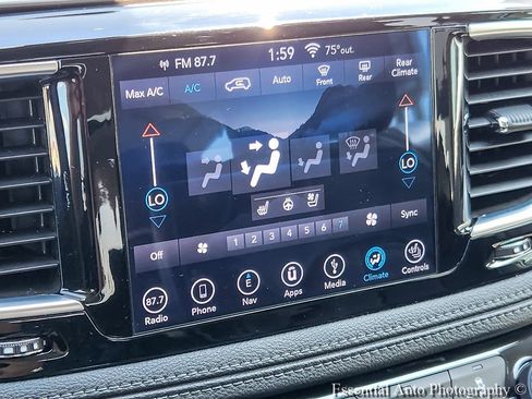 Used 2018 Chrysler Pacifica Limited FWD image 16