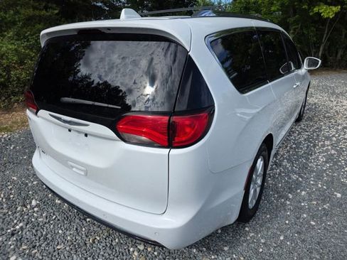 Used 2020 Chrysler Pacifica Touring-L FWD image 5
