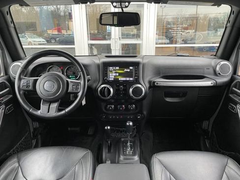 Used 2017 Jeep Wrangler Unlimited Rubicon w/ Connectivity Group AWD/4WD image 32