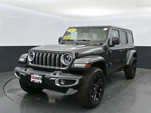Used 2025 Jeep Wrangler Unlimited Sahara w/ Safety Group AWD/4WD image 8