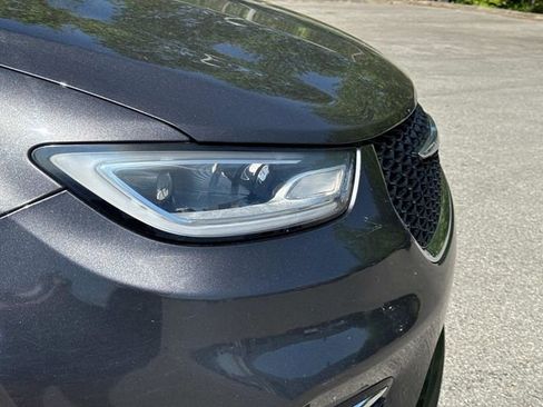 Used 2023 Chrysler Pacifica Touring-L FWD image 10