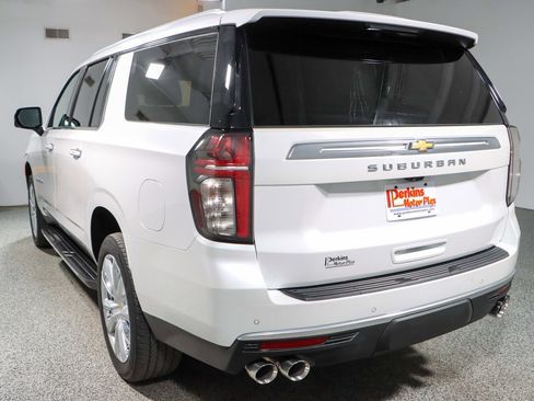 Used 2023 Chevrolet Suburban High Country image 9