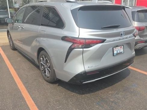 Used 2025 Toyota Sienna Platinum AWD/4WD image 5