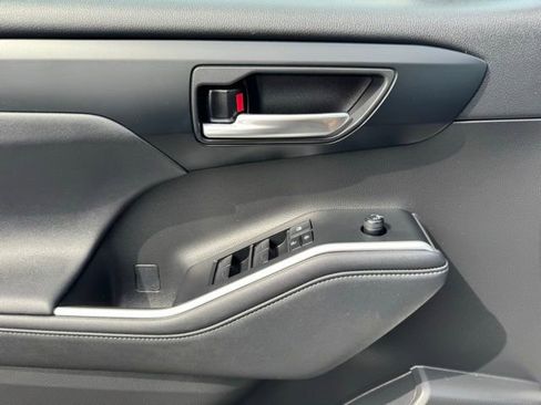 Used 2023 Toyota Highlander XLE image 14