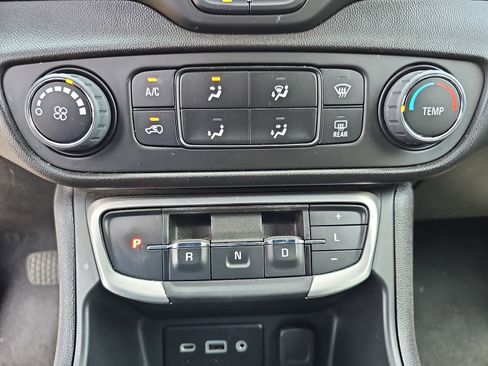 Used 2024 GMC Terrain SLE AWD/4WD image 24