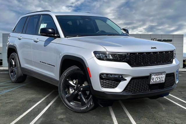 Used 2023 Jeep Grand Cherokee Limited w/ Black Appearance Package AWD/4WD image 12