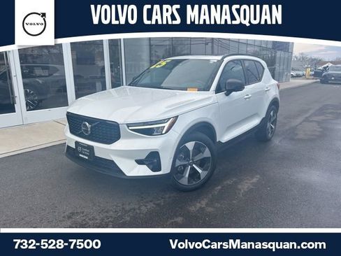 Certified 2025 Volvo XC40 B5 Plus AWD/4WD image 1