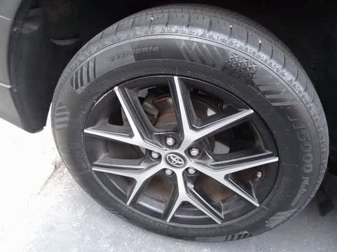 Used 2018 Toyota RAV4 SE image 11