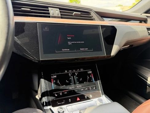 Used 2022 Audi e-tron Premium Plus w/ Premium Plus Package AWD/4WD image 16