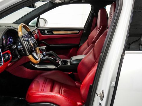 Used 2021 Porsche Cayenne Turbo image 18