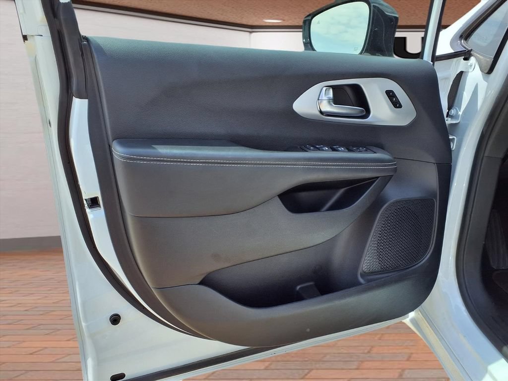 Used 2025 Chrysler Pacifica Limited FWD image 18