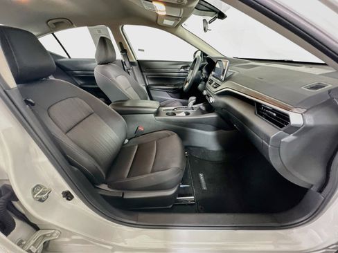 Used 2025 Nissan Altima 2.5 SV FWD image 29