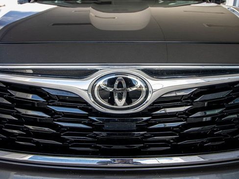 Used 2023 Toyota Highlander Limited image 8