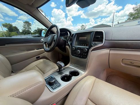 Used 2014 Jeep Grand Cherokee Overland w/ Advanced Technology Group AWD/4WD image 23