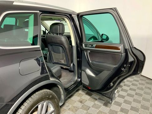 Used 2016 Volkswagen Touareg TDI image 32