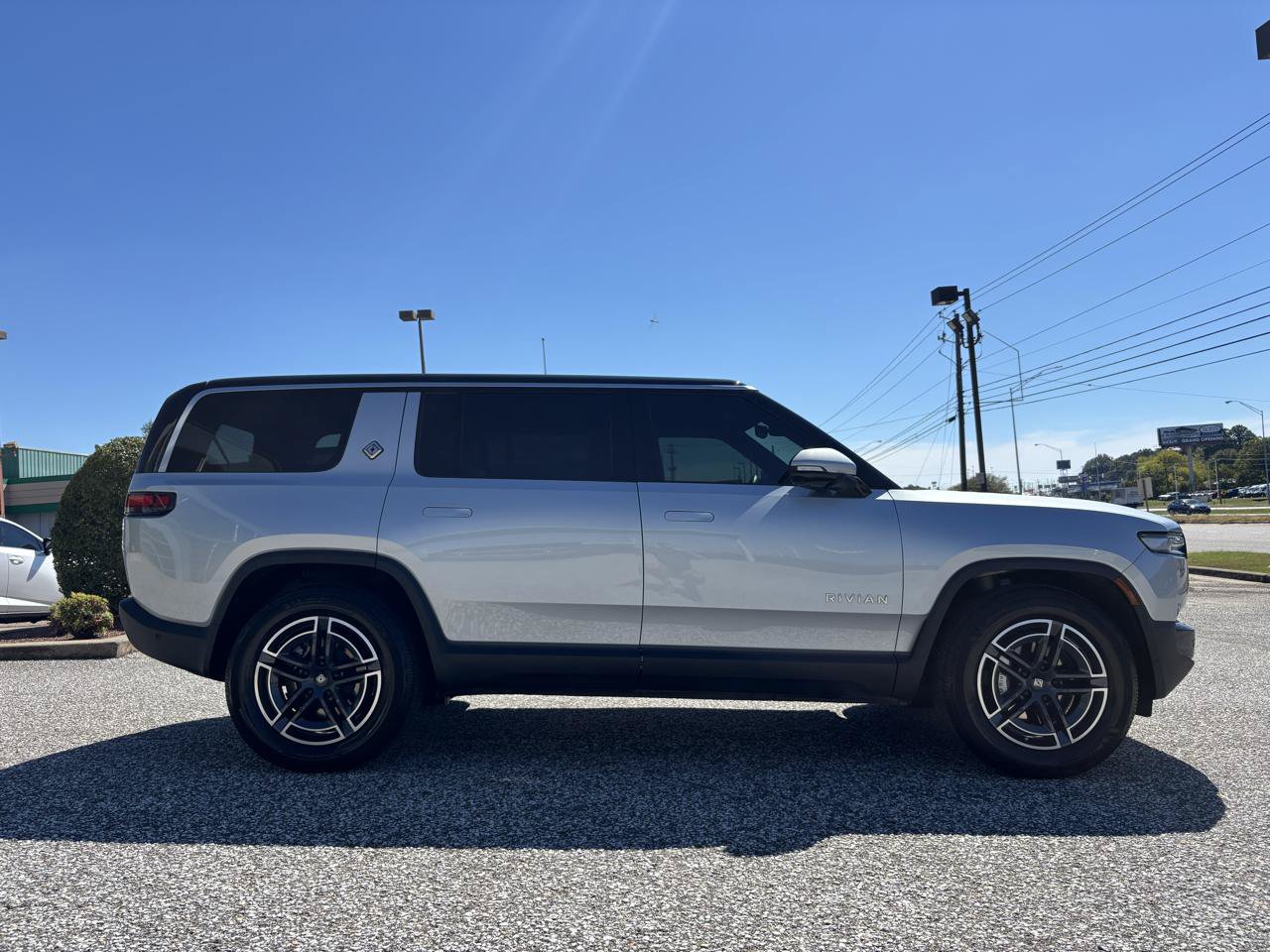 Used 2025 Rivian R1S Adventure Dual AWD/4WD image 6