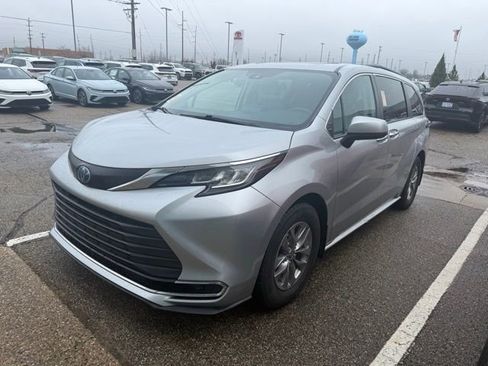 Used 2022 Toyota Sienna XSE image 8