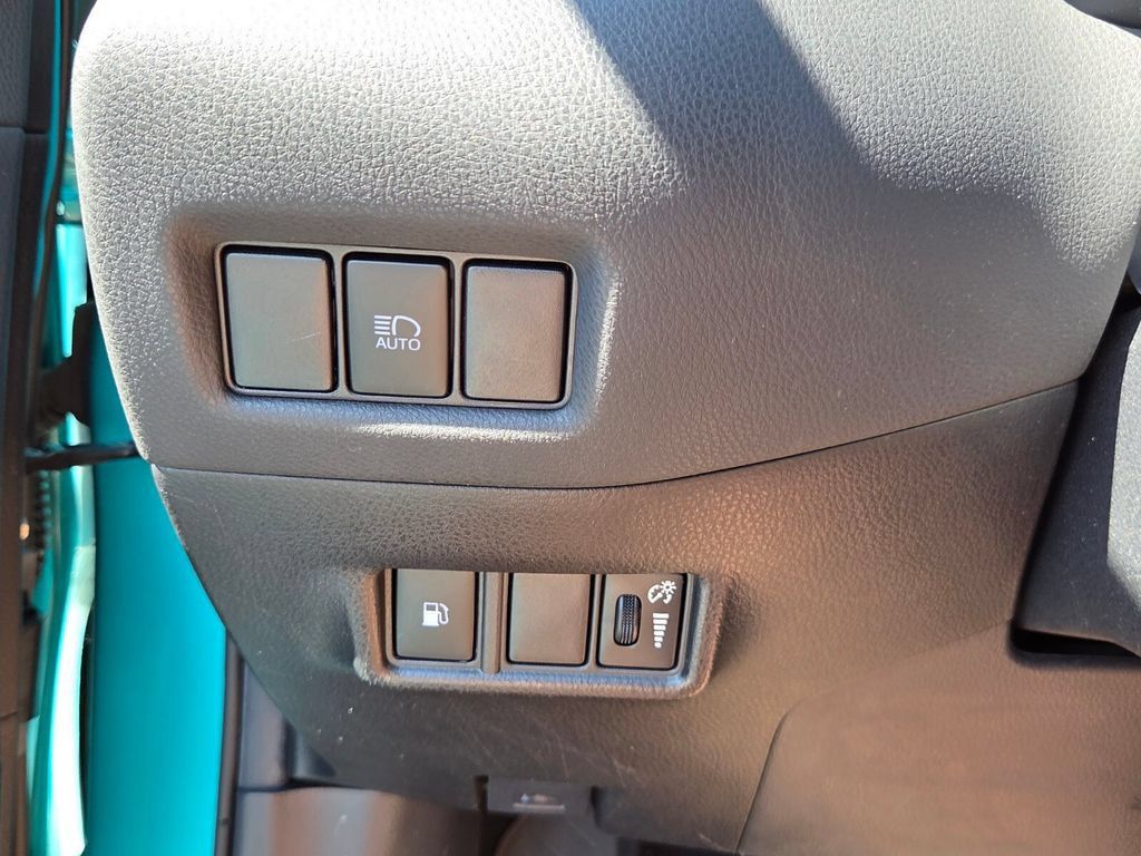 Used 2018 Toyota C-HR XLE FWD image 29