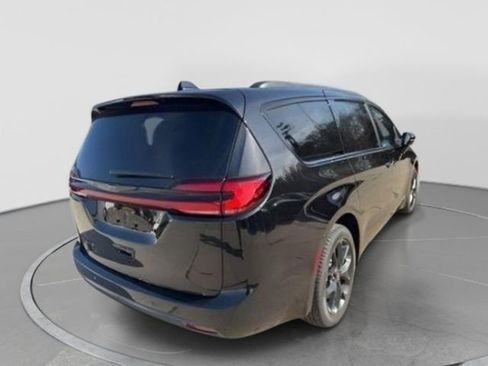 New 2026 Chrysler Pacifica Select w/ S Appearance Package image 10