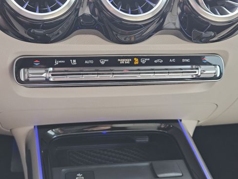 Used 2025 Mercedes-Benz GLB 250 image 21