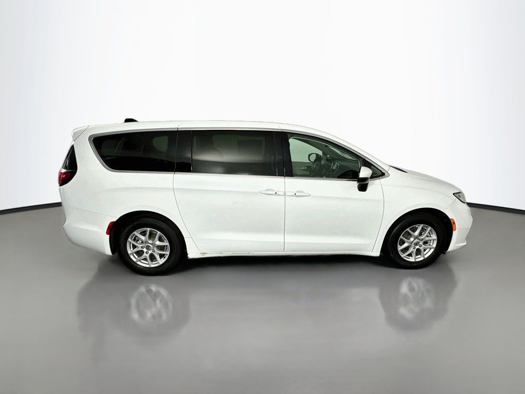Used 2023 Chrysler Pacifica Touring-L FWD image 8