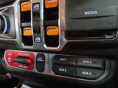 Used 2024 Jeep Gladiator Mojave w/ Technology Group AWD/4WD image 24