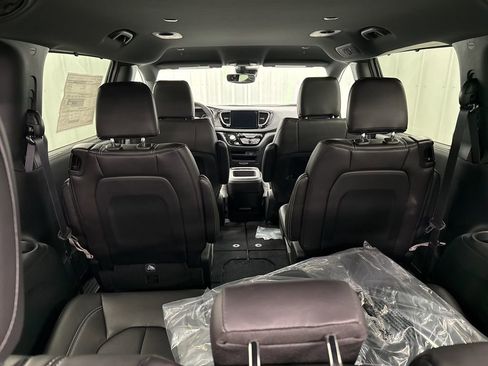 New 2026 Chrysler Pacifica Select image 8