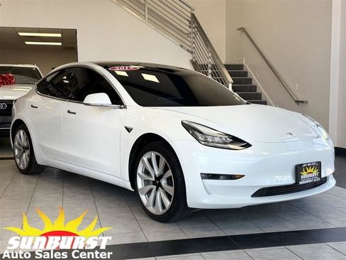 Used 2019 Tesla Model 3 Standard Range Plus image 1