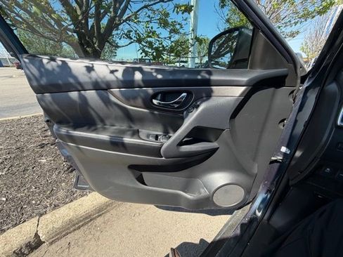 Used 2014 Nissan Rogue S image 2